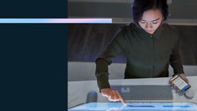 En kvinne som bruker en berøringsskjerm.