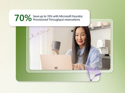 En kvinne som holder en kopp og ser på en bærbar datamaskin.