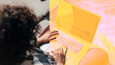 Krupni plan ruku na tastaturi laptopa.