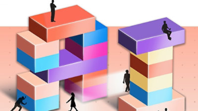 Grupa ljudi i šarene kocke razbacane po sceni.