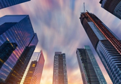 Store arealer med bygninger med lys