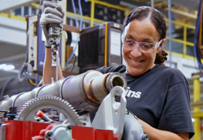 En kvinde med briller, der arbejder med maskiner