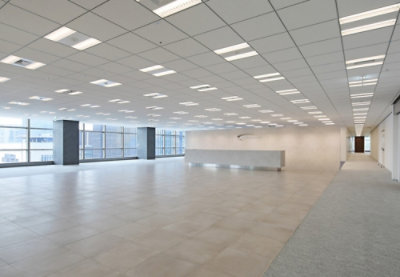Moderne, tomt kontorlokale med fliser, hvide vægge