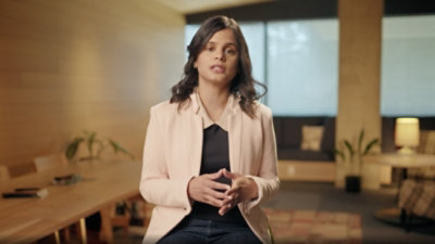 En kvinde med langt, bølget hår med navnet "Shilpa Bothra"