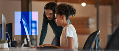 To personer arbejder på en bærbar computer