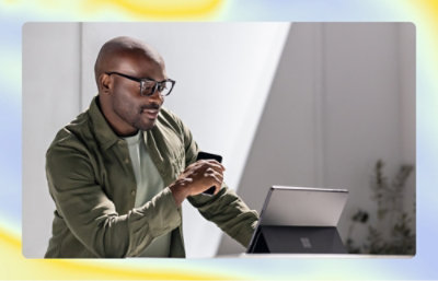 En person, der arbejder på en fane