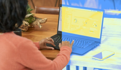 En kvinde, der kigger på en bærbar computer.