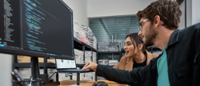 参与讨论的两位专业人员。