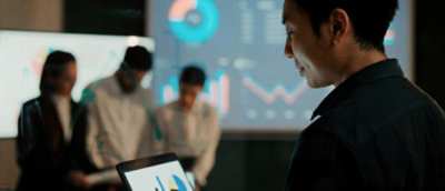 一位男士正在笔记本电脑上工作。