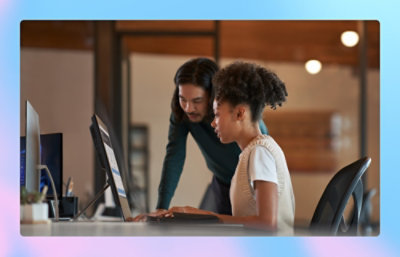 Un hombre y una mujer mirando un equipo.
