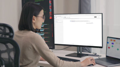 Una mujer trabajando en un escritorio