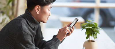 אדם מחזיק טלפון.