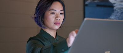 אישה עובדת עם מחשב נישא