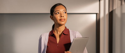 אישה מחזיקה מחשב נישא