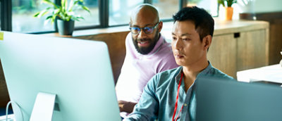 קבוצת אנשים מביטים במסך מחשב.