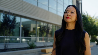 נשים הולכות מחוץ לבניין משרדים