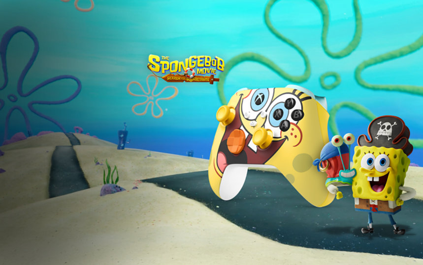 Vista frontal desde la izquierda del Mando inalámbrico Xbox – La película de SpongeBob de edición limitada junto a SpongeBob SquarePants y Gary el caracol vestidos de piratas.