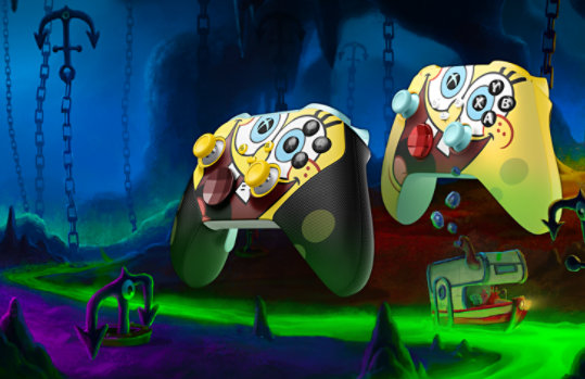 Xbox Design Lab と映画版 SpongeBob Movie 仕様の Xbox ワイヤレス コントローラーおよび Xbox ワイヤレス コントローラー シリーズ 2 を左斜め前から見た図。