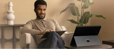 一名翹腳坐在椅子上的人。