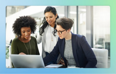 一群人正看著膝上型電腦。