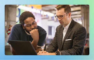 坐在膝上型電腦前的兩位男士。