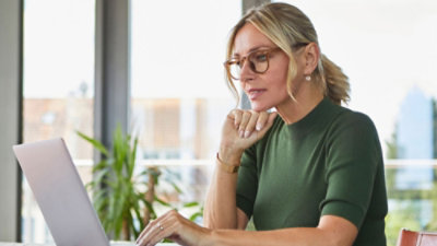 A woman working on the laptop
