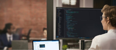 一个人在计算机屏幕前的脸部特写，屏幕上显示着文字。