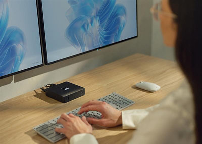 Een vrouw die een toetsenbord op een bureau gebruikt.