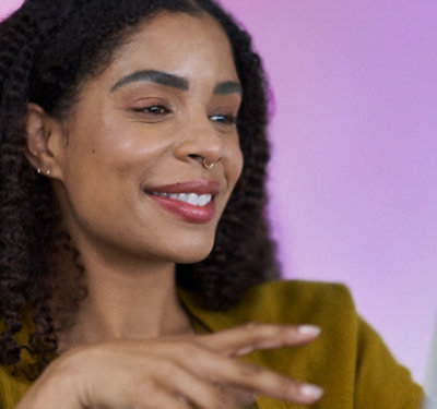 A women smiling with curly hairs