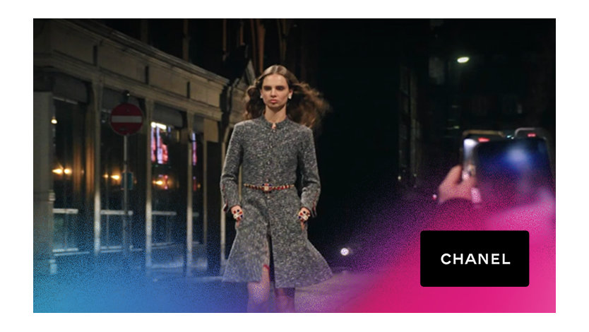 Femme en robe se promenant dans la rue, illustrant un style chic et une démarche assurée.