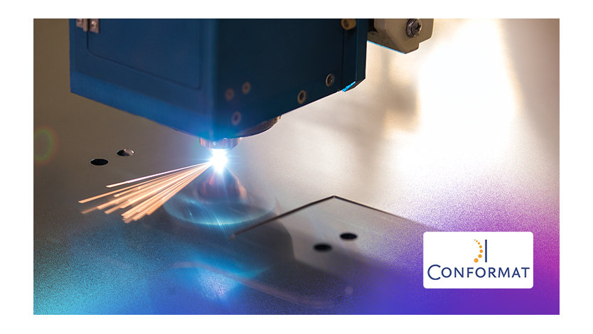 Une machine de découpe laser en action, découpant avec précision une plaque de métal.