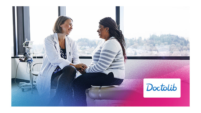 Une femme discute avec un médecin dans une chambre d'hôpital