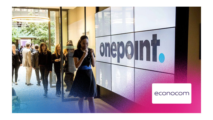 Une femme en robe noire marche dans un hall d'entrée élégant.