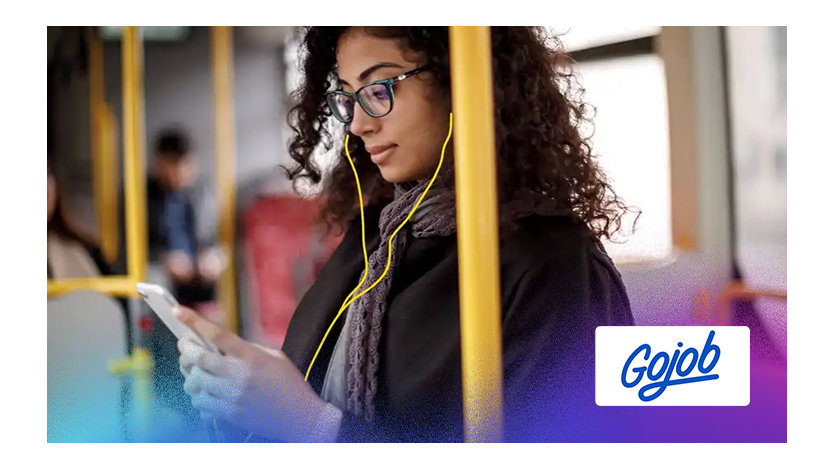 Femme portant des lunettes et des écouteurs, utilisant son téléphone portable.