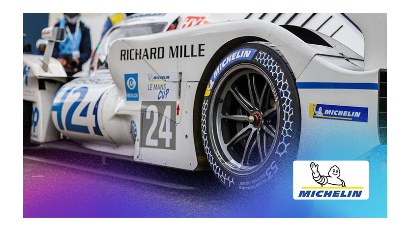 Voiture de course blanche avec les mots "Richard Miller" inscrits sur sa carrosserie.