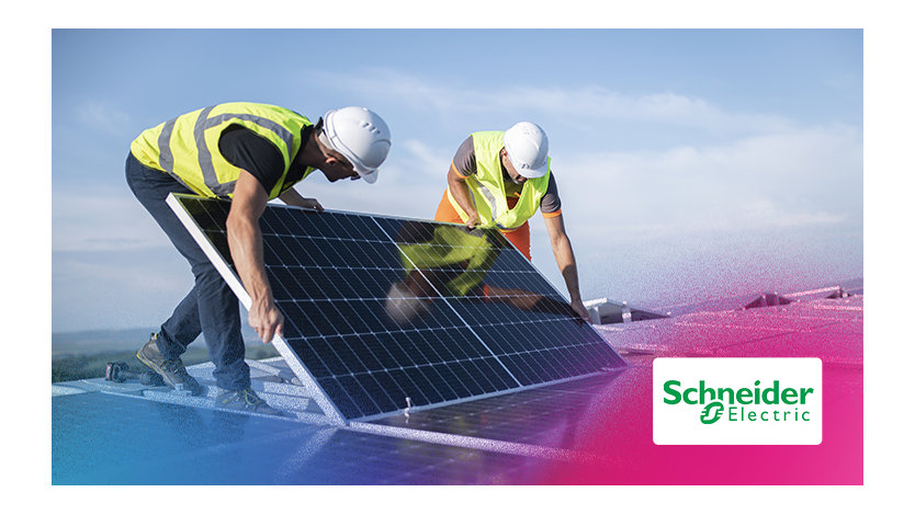 Deux techniciens en gilets de sécurité effectuent des travaux sur un panneau solaire.