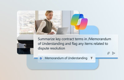 Una mujer sentada en un escritorio con un portátil, concentrada en un memorándum.