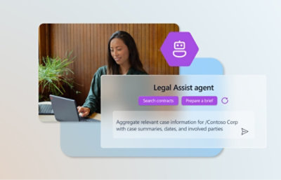 Una mujer sentada en un escritorio utilizando un portátil con el software de agente Legal Assist.