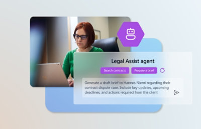 Una mujer sentada en una silla con un portátil que muestra una aplicación de asistente jurídico.