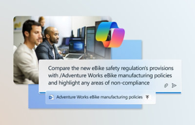 Un hombre con camisa blanca sentado ante un ordenador examina las normas de seguridad de las bicicletas eléctricas.