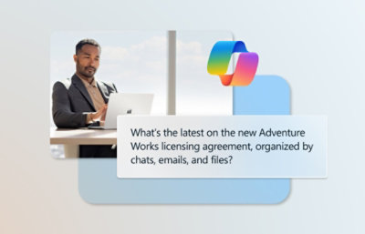 Un hombre con traje sentado en un escritorio con un portátil.