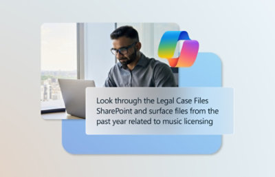 Un hombre sentado en un escritorio con un portátil.