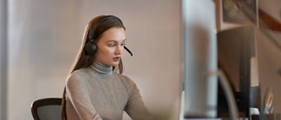 Una mujer usando auriculares.
