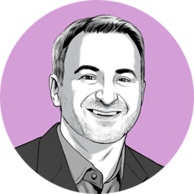 Un hombre sonriendo a la cámara.