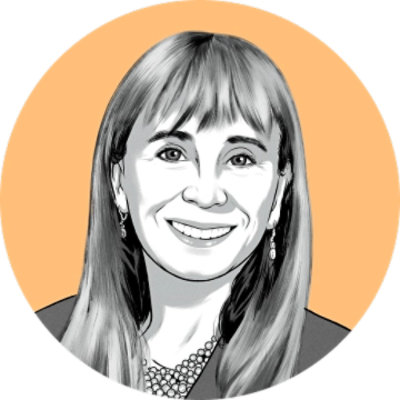 一位长发女士在微笑。