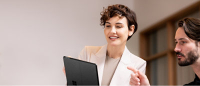 一位女士拿着平板电脑。