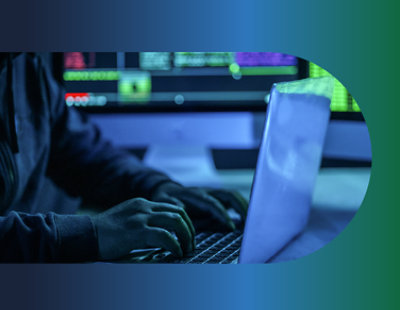 O persoană tastând pe o tastatură de laptop.