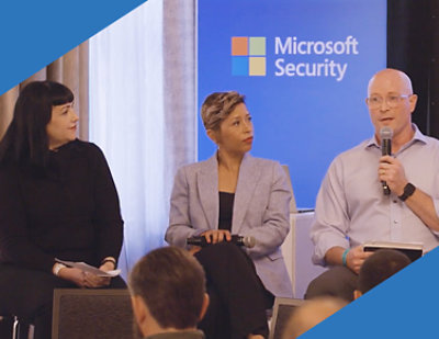 一群參加 Microsoft 安全性事件的人與一名手持麥克風的男子。