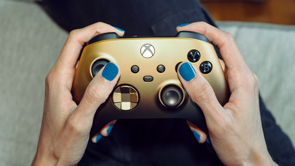 Pohled zblízka na Xbox, tlačítka zobrazení, sdílení a nabídky na bezdrátovém ovladači pro Xbox – Gold Shadow Special Edition 