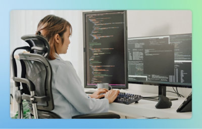 En kvinna arbetar på en bärbar dator